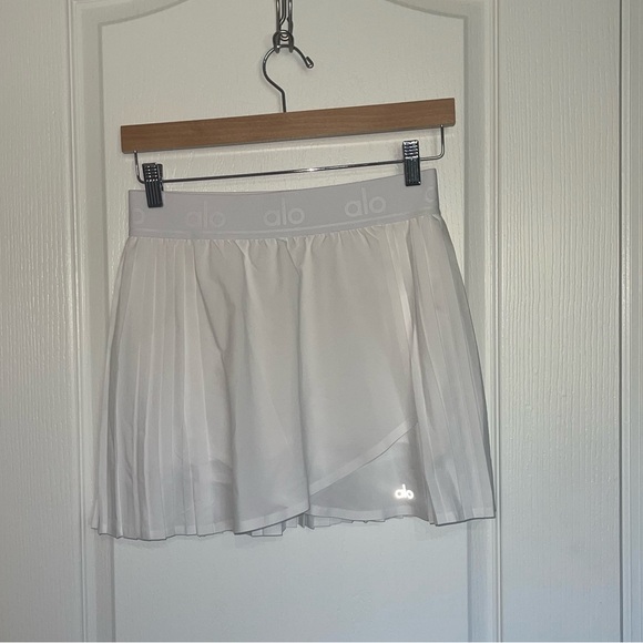 ALO YOGA Aces White Pleated Tennis Skirt $74 Logo Band Reflective Logo Medium - Picture 2 of 8